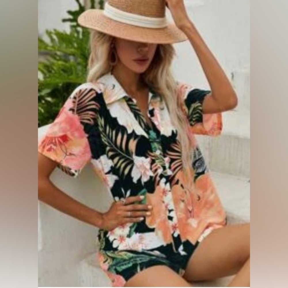 Never worn womens shorts romper! Perfect for summer or vacay! Wish it fit!